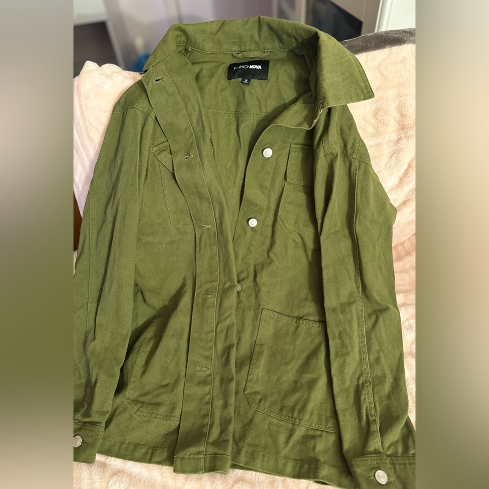 Excellent condition. Fashion Nova women’s jacket. Green. Size medium.